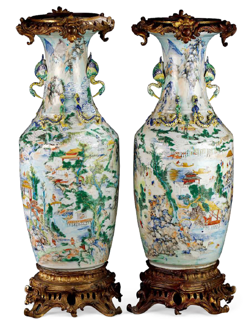 “外銷瓷”是指我國生產的,專門銷往國外的瓷器,清代“一口通商”時期,中國瓷器遠銷歐美,對歐美人民生活影響深遠。這一時期輸出的瓷器種類眾多,有粉彩、廣彩、青花、五彩等,器物造型及紋飾圖案既保留了中國制瓷藝術的傳統特征,又汲取了歐美的藝術精華,從而燒制出了大量精美的瓷器。圖為清同治廣彩風景人物紋雙鶴耳鑲銅配件大瓶(一對)。(來源:廣州十三行博物館)