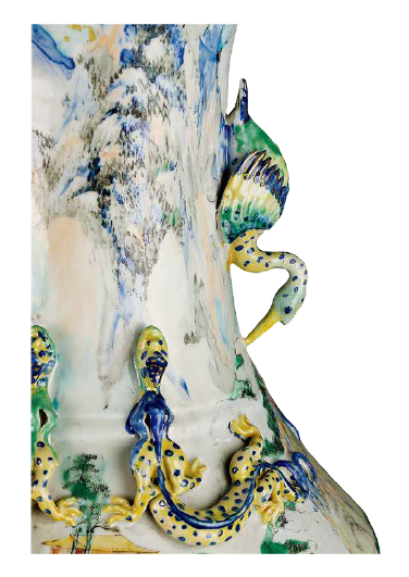 圖為清同治廣彩風景人物紋雙鶴耳鑲銅配件大瓶細節圖,頸部兩側各置一鶴耳,肩處對稱置兩對蟠螭,瓶身彩繪通景山水風景人物圖,瓶口處繪高山白云,肩部繪山川樓閣,腹部繪亭臺人物松石圖。(來源:廣州十三行博物館)