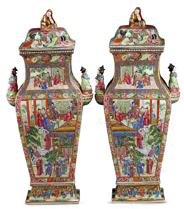 圖為清道光廣彩開光花蝶人物紋雙人耳方口扁瓶(一對)。(來源:廣州十三行博物館)