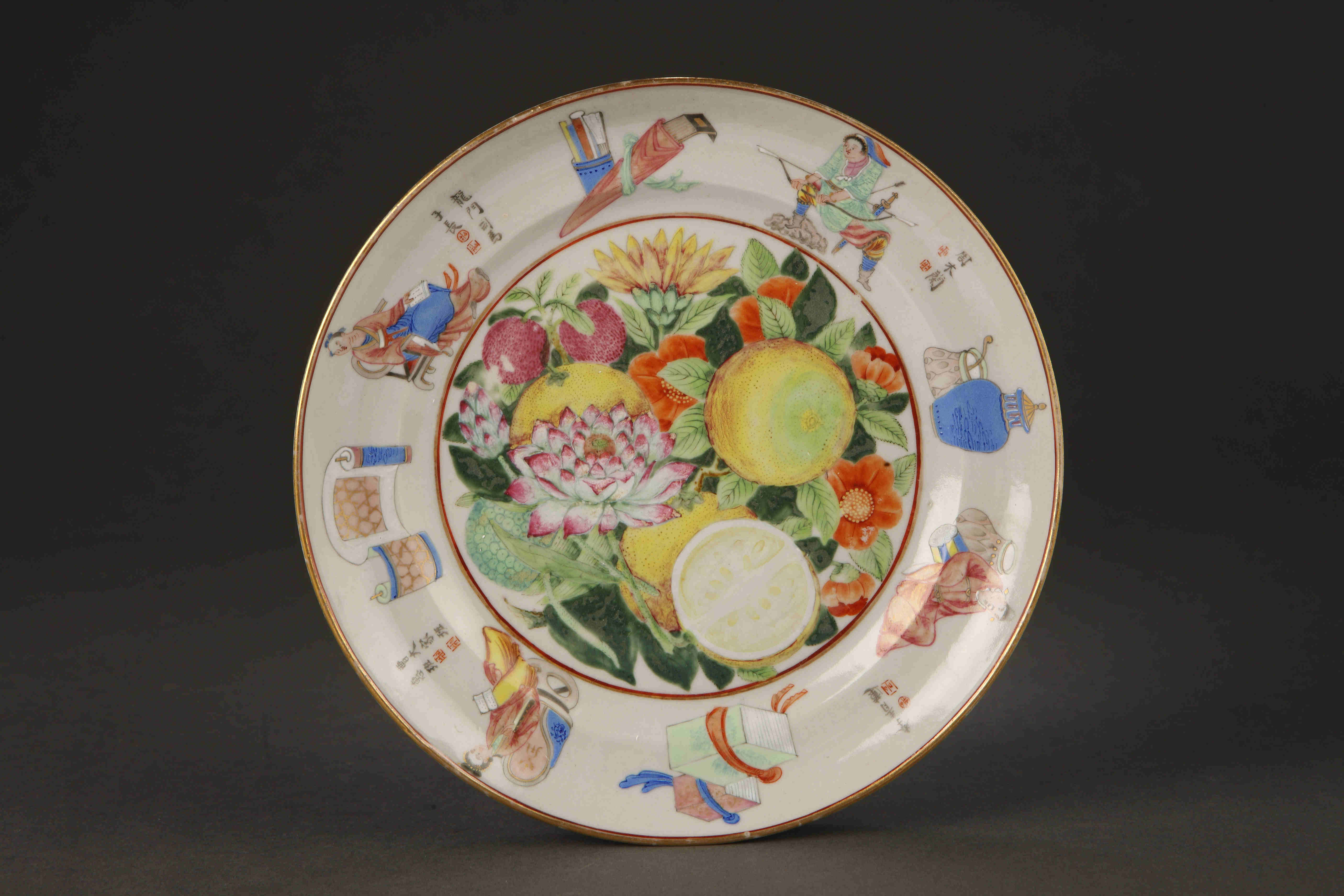 “外銷瓷”是指我國(guó)生產(chǎn)的，專門銷往國(guó)外的瓷器，清代“一口通商”時(shí)期，中國(guó)瓷器遠(yuǎn)銷歐美，對(duì)歐美人民生活影響深遠(yuǎn)。這一時(shí)期輸出的瓷器種類眾多，有粉彩、廣彩、青花、五彩等，器物造型及紋飾圖案既保留了中國(guó)制瓷藝術(shù)的傳統(tǒng)特征，又汲取了歐美的藝術(shù)精華，從而燒制出了大量精美的瓷器。圖為清道光廣彩描金《無(wú)雙譜》花果紋碟。（來(lái)源：廣州十三行博物館）