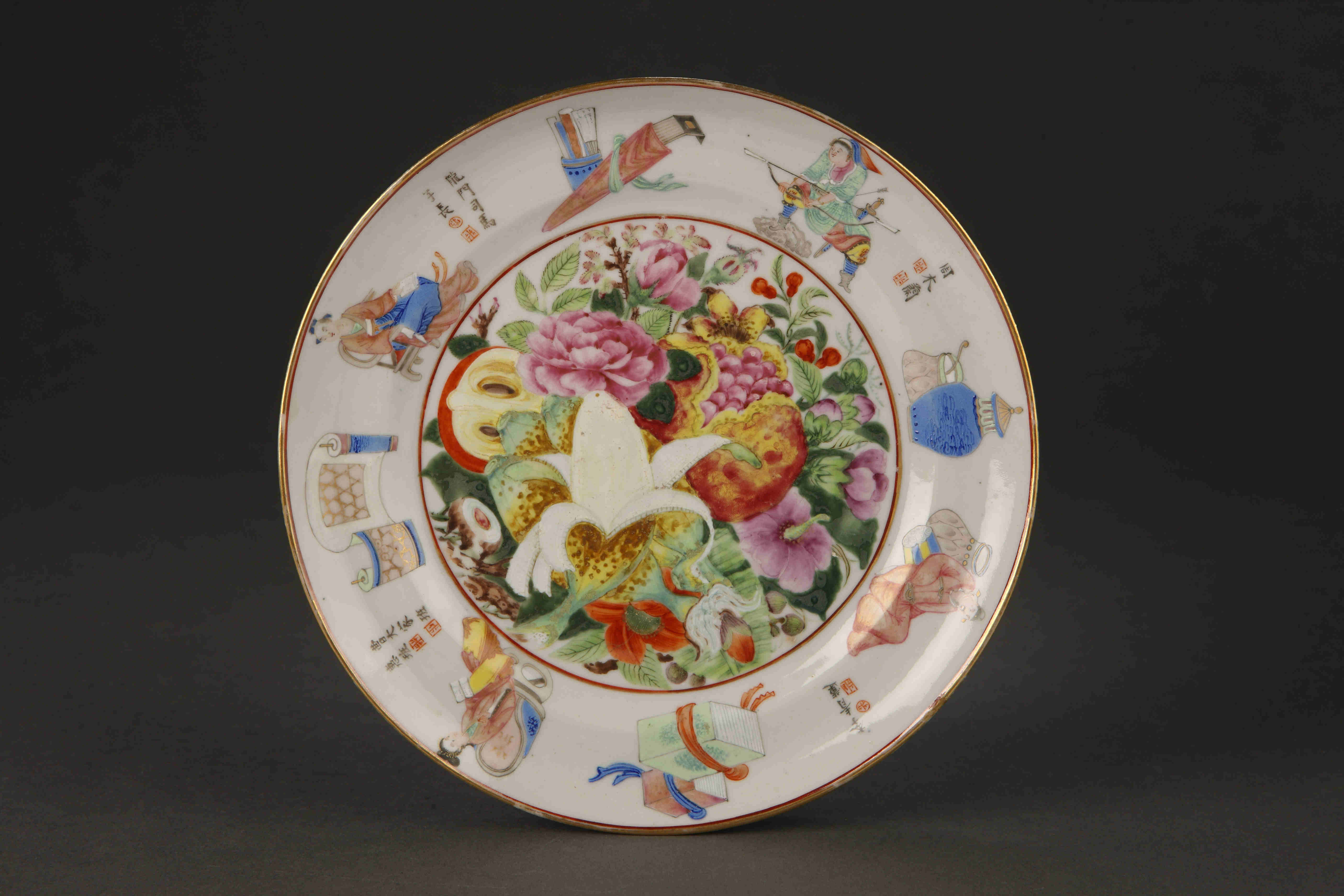 圖為清道光廣彩描金《無(wú)雙譜》花果紋碟。（來(lái)源：廣州十三行博物館）