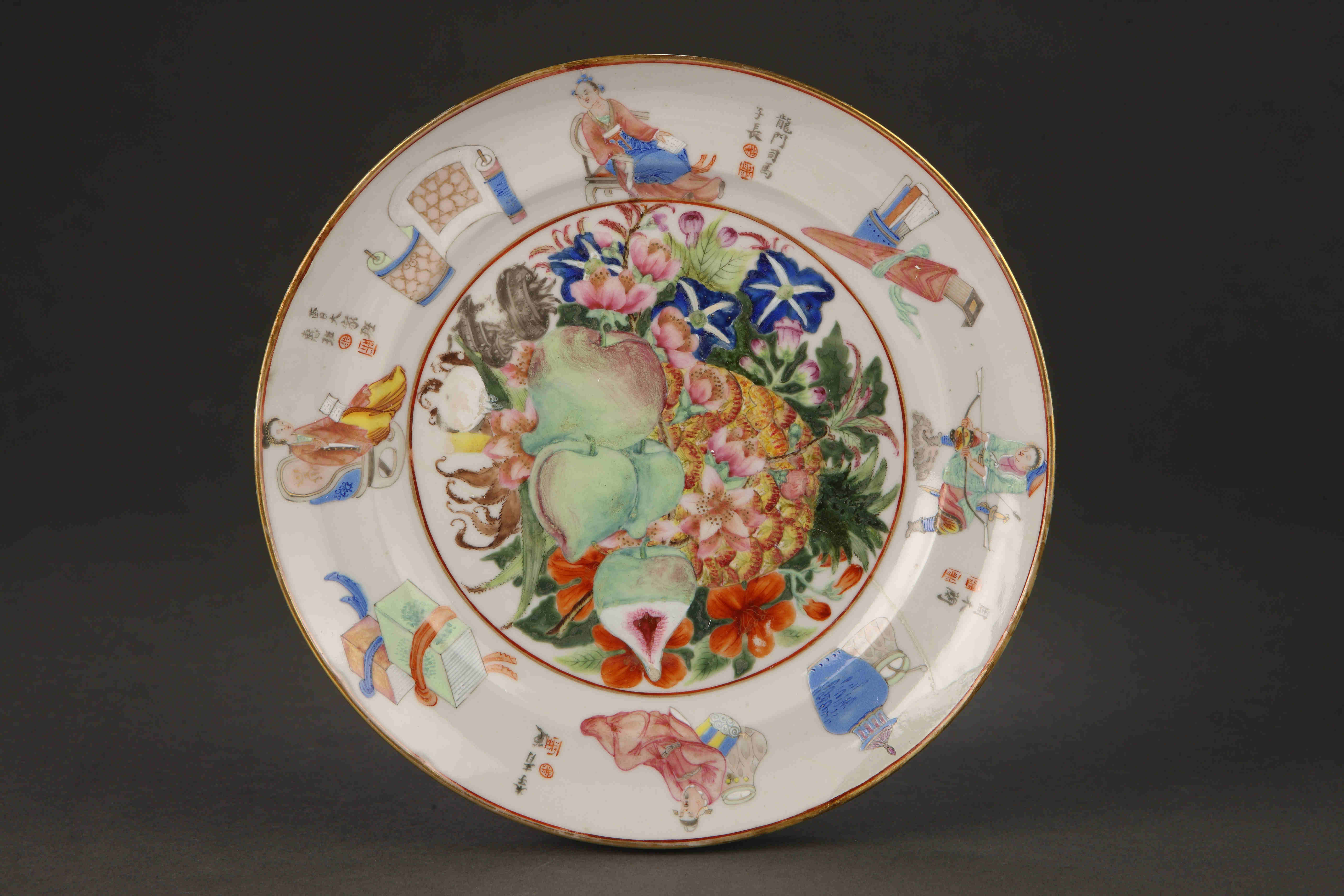 圖為清道光廣彩描金《無(wú)雙譜》花果紋碟。（來(lái)源：廣州十三行博物館）