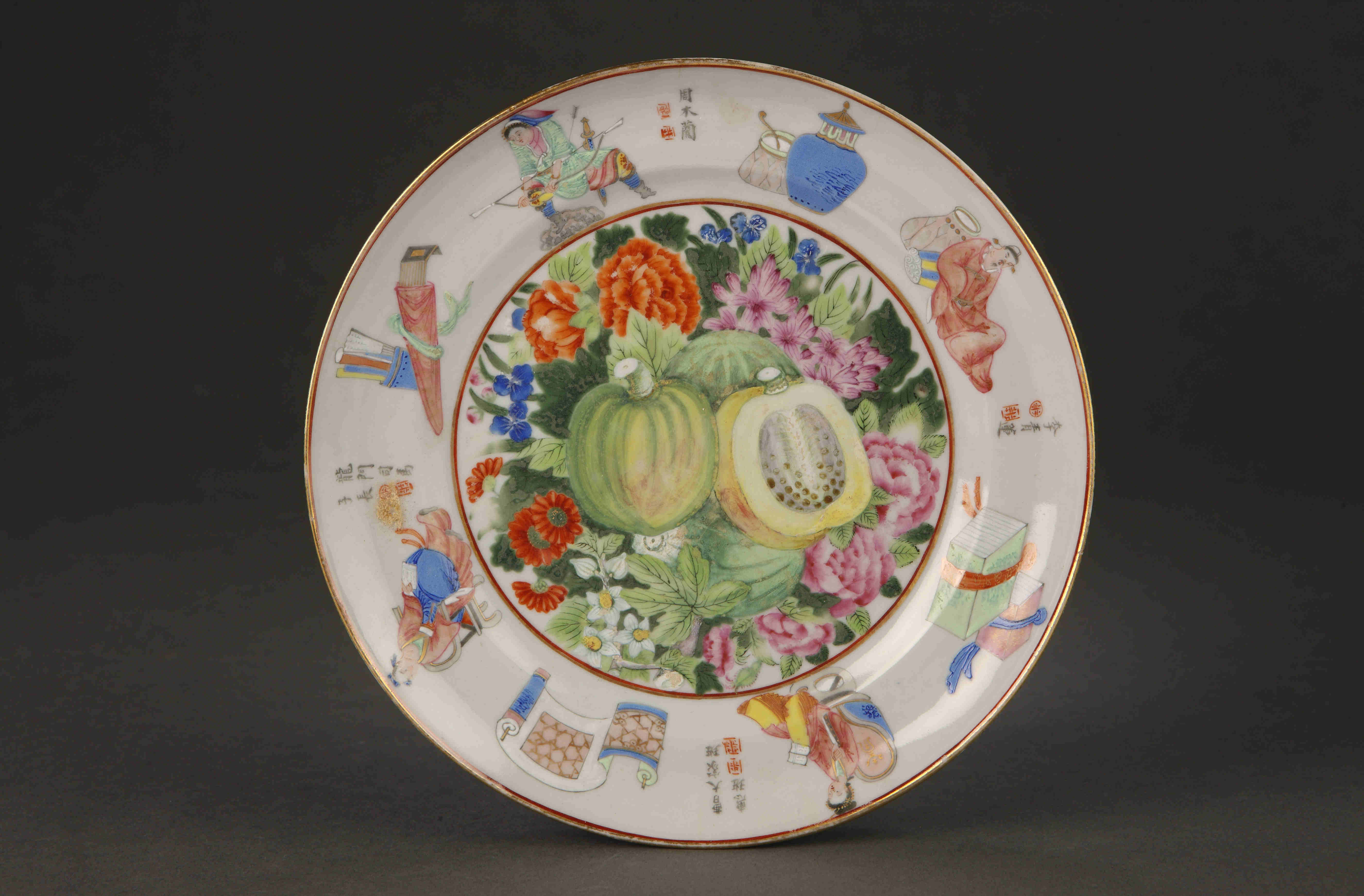 圖為清道光廣彩描金《無(wú)雙譜》花果紋碟。（來(lái)源：廣州十三行博物館）
