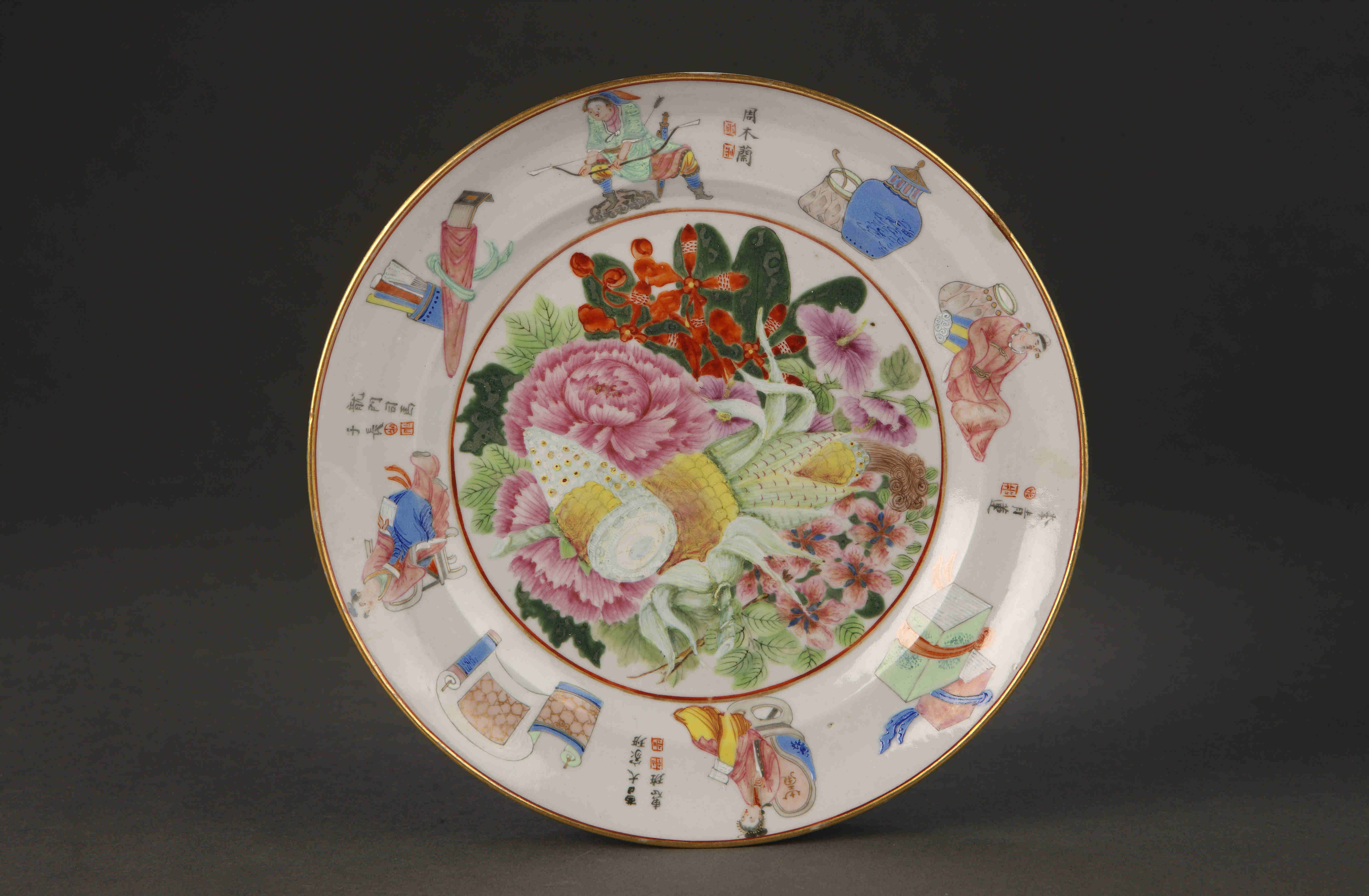 圖為清道光廣彩描金《無(wú)雙譜》花果紋碟。（來(lái)源：廣州十三行博物館）