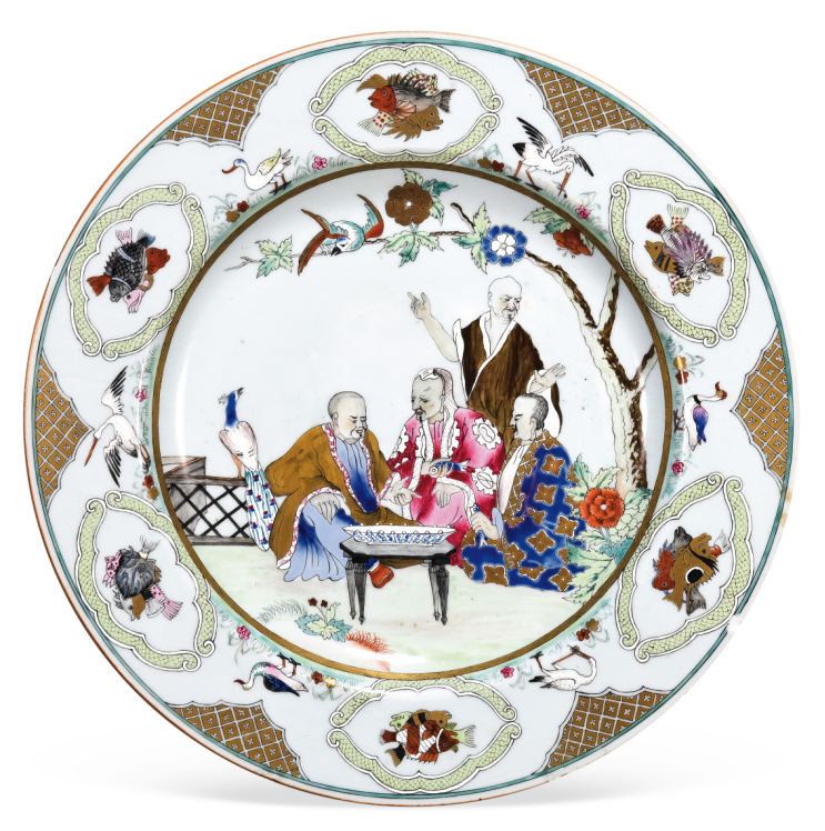 “外銷瓷”是指我國生產的，專門銷往國外的瓷器，清代“一口通商”時期，中國瓷器遠銷歐美，對歐美人民生活影響深遠。這一時期輸出的瓷器種類眾多，有粉彩、廣彩、青花、五彩等，器物造型及紋飾圖案既保留了中國制瓷藝術的傳統(tǒng)特征，又汲取了歐美的藝術精華，從而燒制出了大量精美的瓷器。圖為清中期廣彩人物紋大碟。（來源：廣州十三行博物館）