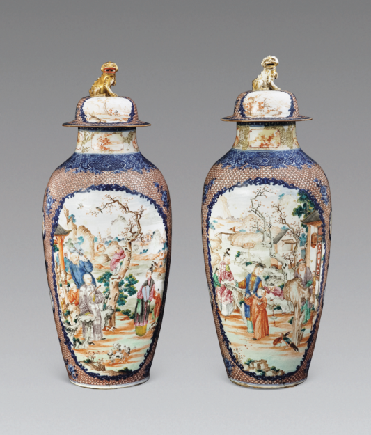 “外銷瓷”是指我國生產的,專門銷往國外的瓷器,清代“一口通商”時期,中國瓷器遠銷歐美,對歐美人民生活影響深遠。這一時期輸出的瓷器種類眾多,有粉彩、廣彩、青花、五彩等,器物造型及紋飾圖案既保留了中國制瓷藝術的傳統特征,又汲取了歐美的藝術精華,從而燒制出了大量精美的瓷器。圖為清中期廣彩青花錦地描金庭院人物紋獅鈕蓋瓶。(來源:廣州十三行博物館)