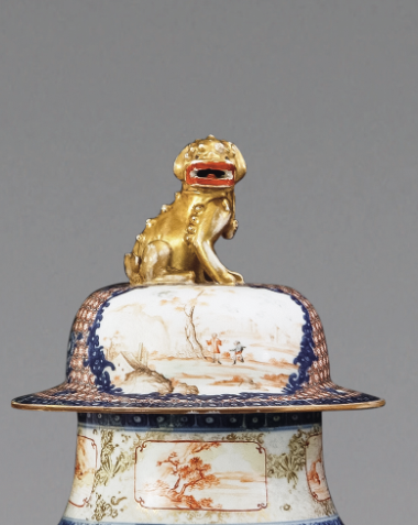 圖為清中期廣彩青花錦地描金庭院人物紋獅鈕蓋瓶細節圖,獅形鈕蓋。(來源:廣州十三行博物館)