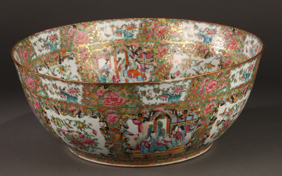 圖為清光緒廣彩描金開光花鳥人物紋潘趣大碗。外腹部以蝴蝶紋開窗間隔繪庭院仕女圖、花鳥圖,內壁亦開窗繪庭院仕女圖、花鳥圖,碗心主題紋飾與內壁相同,紋飾繁密,色澤艷麗。以濃烈的大紅、大綠、大金作色彩是典型的晚清廣彩裝飾風格。(來源:廣州十三行博物館)
