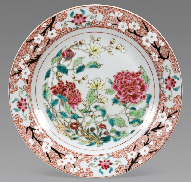 圖為清代粉彩花卉紋碟,碟沿以梅花祥云紋作地,對稱開四窗,內繪荷花圖。此碟色彩鮮艷、構圖飽滿,畫工嫻熟。(來源:廣州十三行博物館)