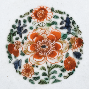 圖為清代五彩花卉紋碟細節圖,碟心主題紋飾為團花圖,紅花綠葉,相映成趣。(來源:廣州十三行博物館)