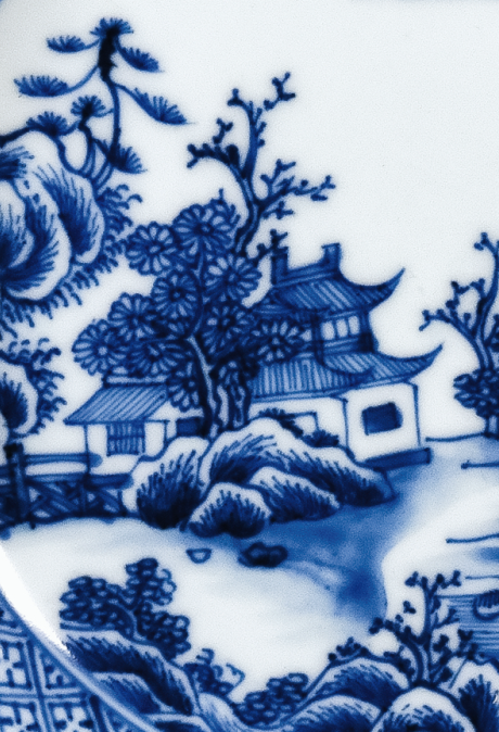 圖為清代青花山水樓閣紋碟細(xì)節(jié)圖，此碟圖案清新，格調(diào)高遠(yuǎn)，給人以恬靜清雅之感。（來(lái)源：廣州十三行博物館）