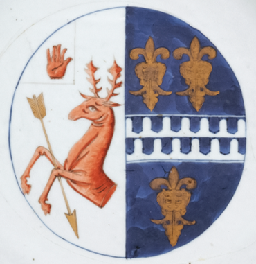 圖為清康熙Decker家族和Watkins家族聯(lián)姻紋章大盤細(xì)節(jié)圖,盤心繪英國德克爾(Decker)和沃特金斯(Watkins)家族紋章。(來源:廣州十三行博物館)