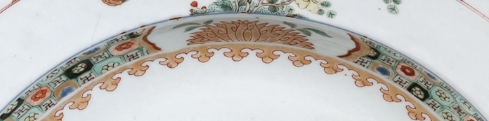 圖為清康熙Decker家族和Watkins家族聯(lián)姻紋章大盤細(xì)節(jié)圖,內(nèi)圈金彩飾瓔珞紋。(來源:廣州十三行博物館)