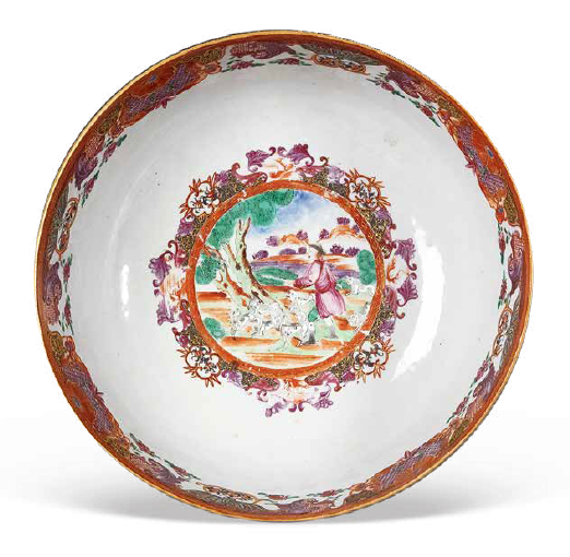 圖為清乾隆廣彩錦地開光洋人狩獵圖潘趣碗俯視圖,該碗紋飾中西結(jié)合,色彩豐富艷麗,是乾隆時(shí)期廣彩的典型風(fēng)格。(來源:廣州十三行博物館)