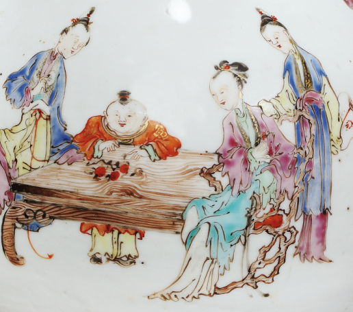 圖為清雍正廣彩人物紋長(zhǎng)頸瓶細(xì)節(jié)圖，腹部繪仕女?huà)霊驁D。此器胎體潔白，畫(huà)工精美，色澤鮮明。（來(lái)源：廣州十三行博物館）