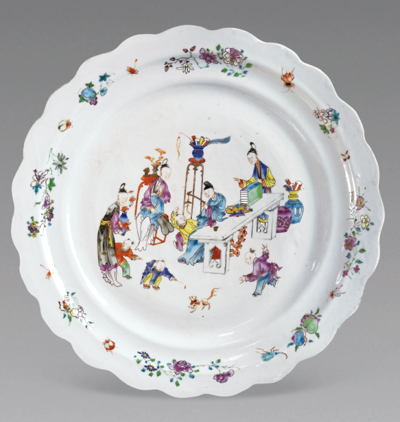 圖為清雍正廣彩嬰戲紋花口碟，通碟施白釉，碟沿對(duì)稱繪四組折枝花卉。（來(lái)源：廣州十三行博物館）