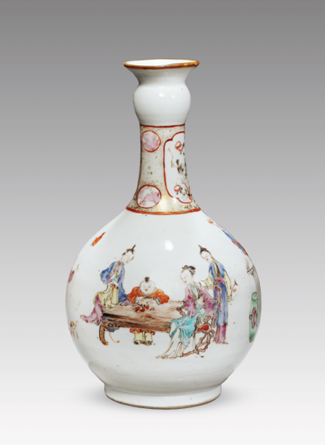 “外銷瓷”是指我國(guó)生產(chǎn)的，專門銷往國(guó)外的瓷器，清代“一口通商”時(shí)期，中國(guó)瓷器遠(yuǎn)銷歐美，對(duì)歐美人民生活影響深遠(yuǎn)。這一時(shí)期輸出的瓷器種類眾多，有粉彩、廣彩、青花、五彩等，器物造型及紋飾圖案既保留了中國(guó)制瓷藝術(shù)的傳統(tǒng)特征，又汲取了歐美的藝術(shù)精華，從而燒制出了大量精美的瓷器。圖為清雍正廣彩人物紋長(zhǎng)頸瓶。（來(lái)源：廣州十三行博物館）