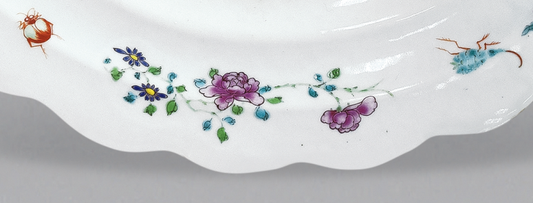 圖為清雍正廣彩嬰戲紋花口碟細(xì)節(jié)圖。（來(lái)源：廣州十三行博物館）