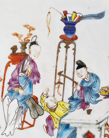 圖為清雍正廣彩嬰戲紋花口碟細(xì)節(jié)圖，碟心繪人物嬰戲圖，人物形象逼真，色彩艷麗，栩栩如生。（來(lái)源：廣州十三行博物館）
