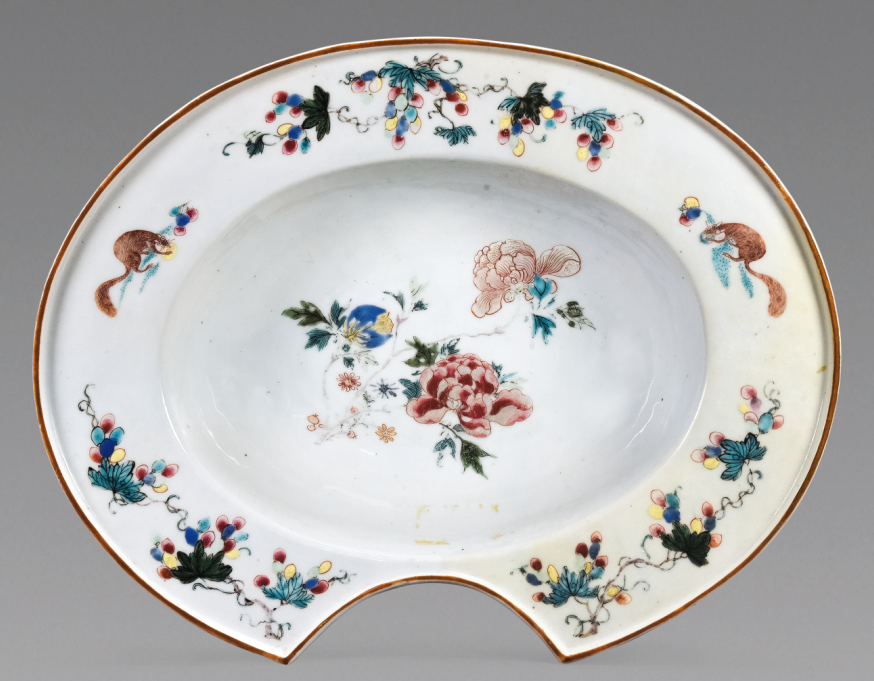 “外銷瓷”是指我國生產(chǎn)的，專門銷往國外的瓷器，清代“一口通商”時期，中國瓷器遠(yuǎn)銷歐美，對歐美人民生活影響深遠(yuǎn)。這一時期輸出的瓷器種類眾多，有粉彩、廣彩、青花、五彩等，器物造型及紋飾圖案既保留了中國制瓷藝術(shù)的傳統(tǒng)特征，又汲取了歐美的藝術(shù)精華，從而燒制出了大量精美的瓷器。圖為清中期粉彩花卉紋剃須盤。（來源：廣州十三行博物館）