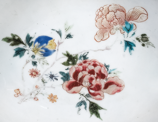 圖為清中期粉彩花卉紋剃須盤細(xì)節(jié)圖，盤心主題紋飾為花卉圖。（來源：廣州十三行博物館）