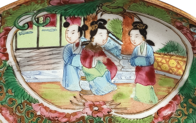 圖為清末廣彩“USG”花鳥人物紋小碟細節圖。(來源:廣州十三行博物館)