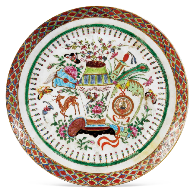 圖為清宣統廣彩博古紋章盤,盤沿飾織錦紋,盤心為博古圖案裝飾,花瓶環飾蝙蝠、蝴蝶、鹿、壽字、卷軸等吉祥圖案,蝙蝠口銜詹姆斯·凱勒家族紋章。(來源:廣州十三行博物館)